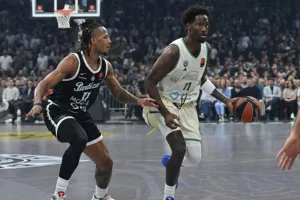 Χέιζ-Ντέιβις: "Όσο δεν προσπαθούν να μας πετάξουν κάτι ή να μας φτύσουν, είναι από τα καλύτερα γήπεδα"