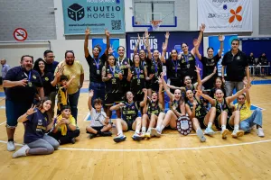 (ΦΩΤΟΣ)/Γενέθλια και... ΤΙΤΛΟΣ για την ΑΕΛ! 
