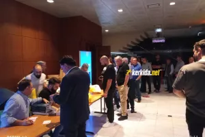 Ουρά... για το "γαλαζοκίτρινο" λεύκωμα
