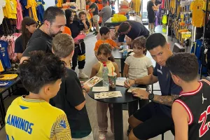 (Φώτος) Αυτόγραφα και χαμόγελα στο Orange Shop!