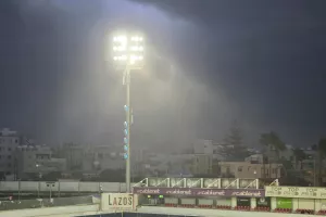 (ΦΩΤΟΣ)/Βροχή και... μετακίνηση φιλάθλων στο Αμμόχωστος