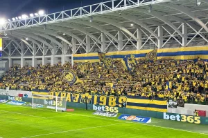 (Βίντεο kerkida) Κασκόλ ψηλά και τραγούδι από τους ΑΕΛίστες: "Δεν ξενερώσαμε και σου τραγουδάμε"!