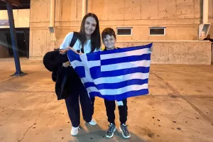 Μητέρα και γιος, με την Ελληνική σημαία!
