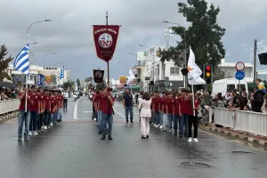 Ψηλά τα λάβαρα, ψηλά ο Παρθενώνας και ο τσολιάς (Φώτος)