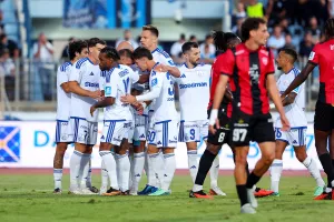 Την έπιασε... από τον λαιμό!