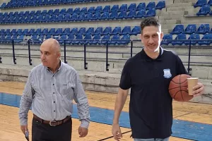 Επιθεώρηση στο παρκέ του Απόλλων Αρένα από τον Λούη Δημητρίου – Ο «σερούκλας» έδειξε τις ζημιές!