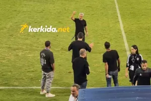 Ύψωσε την γροθιά του