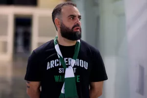 Με το κασκόλ ο Αδάμος