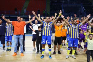 ΦΩΤΟΣ/ Οι πανηγυρισμοί μετά την στέψη