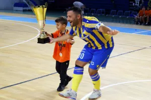 ΦΩΤΟΣ/ Οι πανηγυρισμοί μετά την στέψη