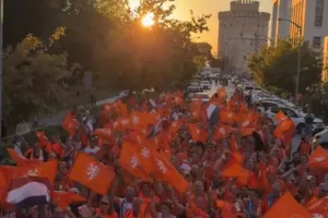 Η «οράνιε» πορεία από τον Λευκό Πύργο μέχρι την Τούμπα!