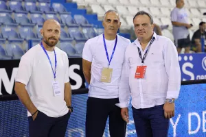 Περιμένει... η τριάδα