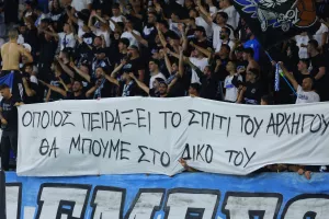 Μηνύματα με πανό οι Απολλωνίστες