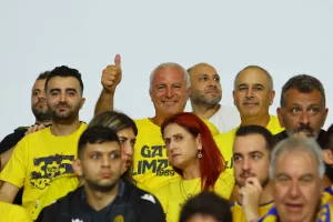 ΦΩΤΟΣ/Οι ΑΕΛίστες στην κερκίδα
