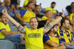 ΦΩΤΟΣ/Οι ΑΕΛίστες στην κερκίδα
