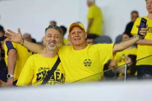 ΦΩΤΟΣ/Οι ΑΕΛίστες στην κερκίδα