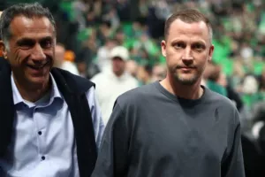Νίστρουπ, Κοτσόλης και η ποδοσφαιρική ομάδα δίπλα στο μπάσκετ