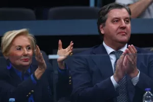 Η αγκαλιά του Ντέγιαν Μποντιρόγκα με τη Δέσποινα Γιαννακοπούλου