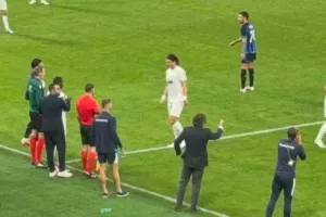 Αναγκαστική αλλαγή ο Νταβίντ Λουίζ - Τον χειροκρότησαν οι Ιταλοί! (Βίντεο Kerkida)