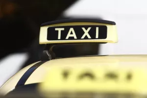 Πώς ακινητοποιήθηκε ο 35χρονος που δάγκωσε την οδηγό ταξί και της έκοψε το αυτί