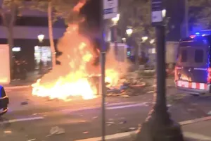 Βαρκελώνη: 128 συλλήψεις, ανάμεσά τους 73 ανήλικοι, για βανδαλισμούς και λεηλασίες – 15 αστυνομικοί τραυματίες