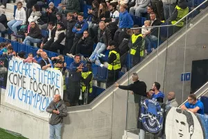 (Βίντεο kerkida) Αντάλλαξε το κασκόλ του με φανέλα της Αταλάντα ο Κωνσταντίνος!