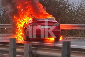Στις φλόγες όχημα στον αυτοκινητόδρομο (Φώτος+Βίντεο)