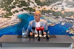 (LIVE ενημέρωση)/Ξεκινά σε λίγο η «αιφνιδιαστική» διάσκεψη Αβέρωφ