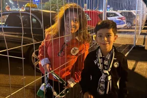 (Βίντεο kerkida) Όμορφη στιγμή στο ΓΣΠ: Ο μικρός Χρίστος αντάλλαξε κασκόλ με οπαδό της Μπενφίκα!