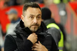 Ο Ντε Τσέρμπι έκοψε τα κινητά στα γεύματα