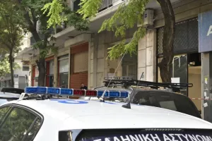 40 άτομα επιτέθηκαν με ρόπαλα σε τέσσερις νεαρούς