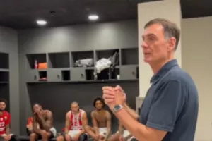 Μπαρτζώκας: «Έχετε @@@@@, δεν με νοιάζει το αποτέλεσμα, αυτή η εικόνα του δευτέρου ημιχρόνου είναι ο Ολυμπιακός»