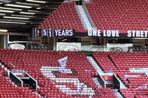 Οι οπαδοί της Γιουνάιτεντ επανέφεραν το ticker banner για τα χρόνια της Σίτι χωρίς τίτλο!