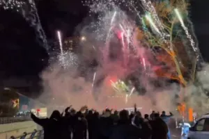 Ολονύκτιο... πάρτι των οπαδών της Γαλατασαράι έξω από το ξενοδοχείο της Μπαρτσελόνα (βίντεο)