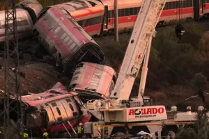 Γιατί συγκρούστηκαν τα τρένα στην Ισπανία; Η «ανεξήγητη απόφαση» που στοίχισε 68 ζωές