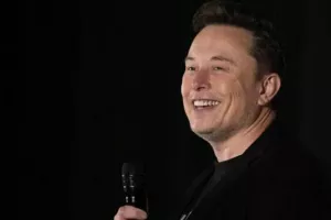 Ο Ίλον Μασκ μοιράζει μετοχές της Space X «σε κάθε παιδί» στις ΗΠΑ