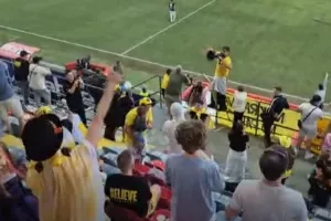 (ΒΙΝΤΕΟ kerkida) Πανηγύρια με... μπροστάρη τον Πρόεδρο!