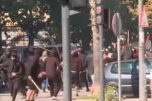 Απίστευτο ξύλο και συμπλοκές με καδρόνια και καρέκλες (βίντεο)