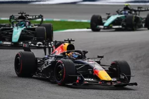 F1: Ο Φερστάπεν πήρε την πρώτη του φετινή νίκη στο χάος της Σεπάνγκ