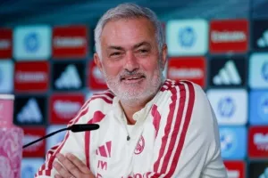 Μουρίνιο για Βινίσιους: «Εάν ήμουν στη θέση του, θα είχα φύγει το καλοκαίρι»