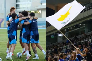 ΔΙΠΛΑ στην Εθνική μας!