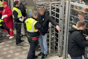 Σωματικοί έλεγχοι μέχρι τα εσώρουχα