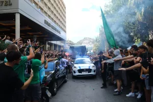 Φίλαθλοι του Παναθηναϊκού αποθέωσαν την αποστολή πριν το ντέρμπι