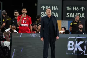 Ποιος είναι ο Χρήστος Παππάς που κάθισε στον πάγκο του Ολυμπιακού στη Βαλένθια