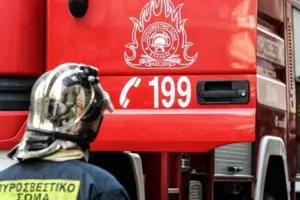 Φωτιά σε αποθηκευτικό χώρο με εύφλεκτα υλικά στον Μαραθώνα
