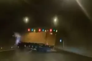 Νταλίκα ξέφυγε από την πορεία της και προσέκρουσε στο τοιχίο σήραγγας (βίντεο)