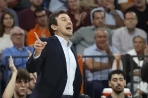Προπονητής Βαλένθια: «Μας επηρέασε πολύ η ήττα από τον Ολυμπιακό»