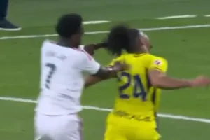 Μετά το τράβηγμα μαλλιών, ο Βινίσιους έσπρωξε εργαζόμενο του VAR (βίντεο)