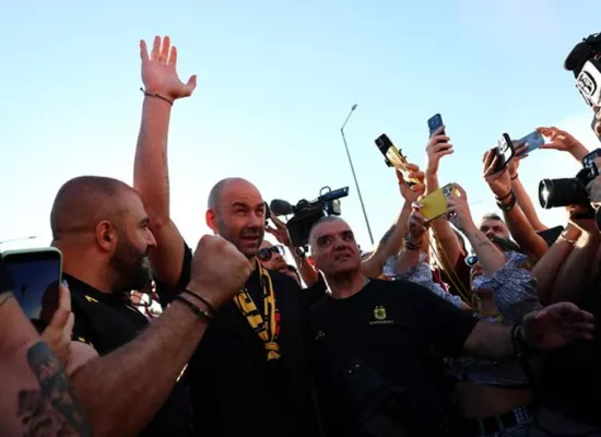 Έφτασε ο Σπανούλης - Πανζουρλισμός από 5.000 οπαδούς του Άρη στο αεροδρόμιο!