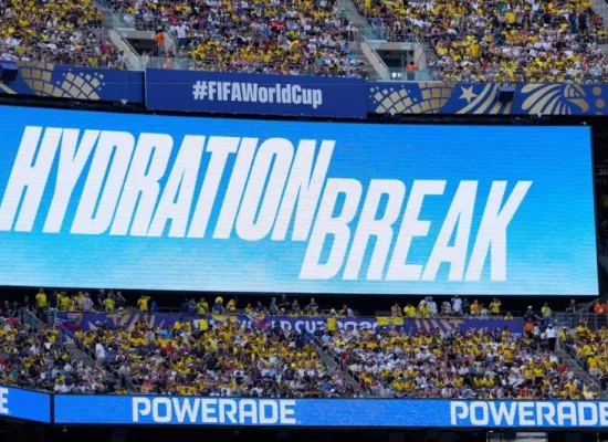 Hydration breaks: Πώς ο Δούρειος Ίππος της FIFA φέρνει το ποδόσφαιρο πιο κοντά στο... NBA